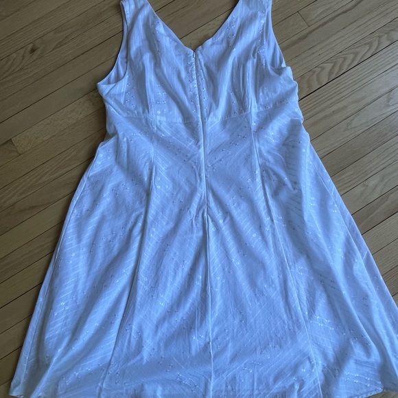 Rabbit Rabbit Rabbit 22W V Neck White Dress. - Picture 3 of 5